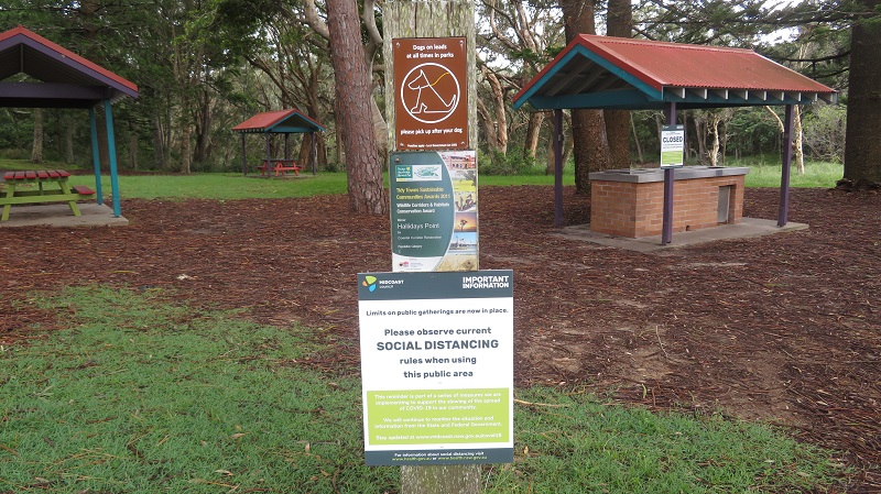 social distancing sign in park